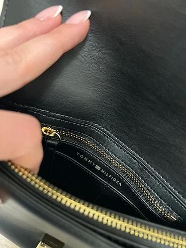 mali rančevi: Elegantna crna mini Tommy Hillfiger torba - Materijal: koza - Boja — 7