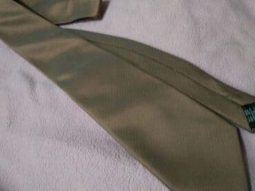 krem pantalone i crna kosulja: Kravata 
Hugu Boss — 9