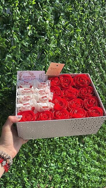 Čaj, kafa, pića: Poklon kutija – crvene ruže i Raffaello - Elegantna pravougaona — 1