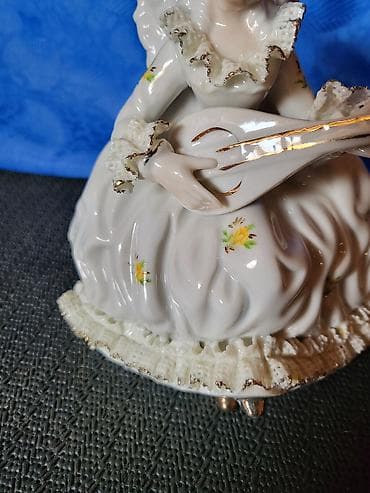 ukrasne figure: Nemacka nova figura dama sa mandolinom iz 70ih godina. Porcelanska — 6