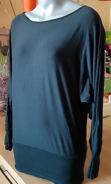 Women's Footwear: Crna ženska bluza sa širokim čamcem izrezom i dugim rukavima. Model je — 1