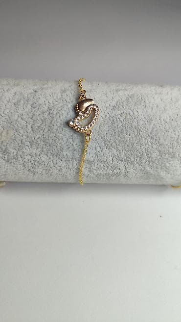 Novčanici: Zlatna narukvica sa centralnim priveškom u obliku stilizovanog srca — 3