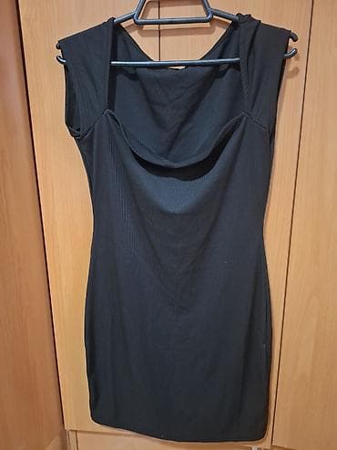 Crna ženska haljina bez rukava - Kroj: uska silueta do iznad/oko