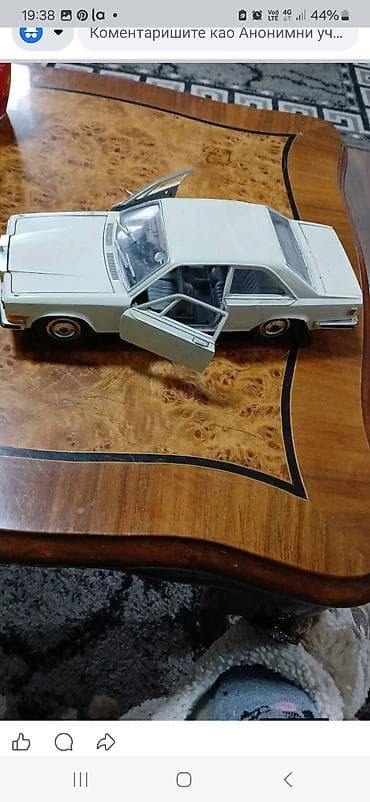 zlatni hari poter figurica: Kolekcionarski model automobila – klasični Rolls‑Royce u beloj boji - — 1