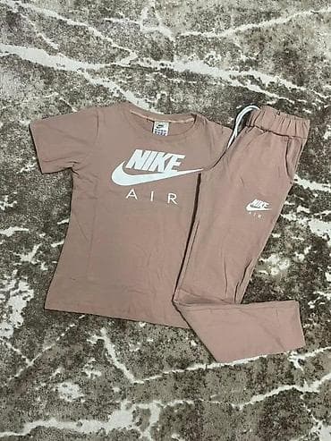 Dvodijelni sportski set – majica kratkih rukava i trenerka sa