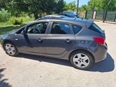 zimske gume sa felnama 16: Opel Astra J hečbek u sivoj boji, sa petoro vrata. Vozilo je — 2