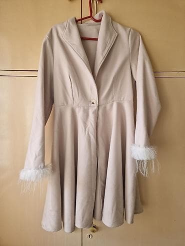 bež odelo: Elegantni ženski kaput/haljina-kaput u svetloj bež nijansi. - Kroj — 1