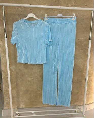 zeleno odelo: Prelep komplet na snizenju
Cena 2300din
Boje: Roze,zelena,lila,plava — 1