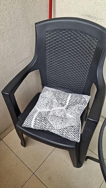 plastične stolice: Baštenski set – sto i dve stolice - Sastav: okrugli sto sa staklenom — 2