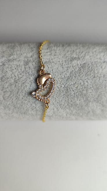 Novčanici: Zlatna narukvica sa centralnim priveškom u obliku stilizovanog srca — 2