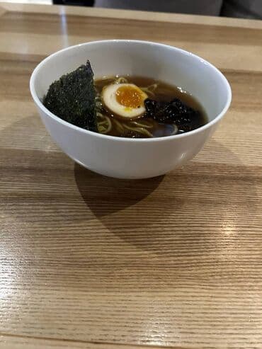 Ramen supa u beloj činiji - Klasična japanska ramen supa sa bistrim na lalafo.rs Ramen supa u beloj činiji - Klasična japanska ramen supa sa bistrim