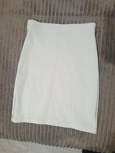 Bela uska mini suknja – jednostavan, klasičan kroj - Model: ravna