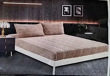 posteljina sa srcima: Pokrivac sa lastez i dve jastucnice 180x200+25 CENA 2999din

T — 2