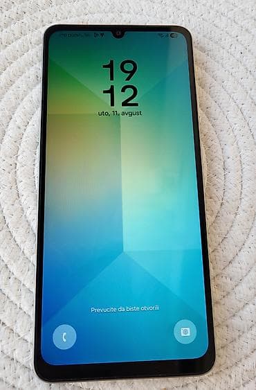 telefon na tipke: Samsung Galaxy A06 4/128 GB Samsung Galaxy A06 sa **4 GB RAM — 1