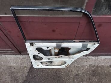 desno krilo golf 4: Vrata zadnja desna Lada 2105,2107 Riva u beloj boji broj 3. Vrata su — 7