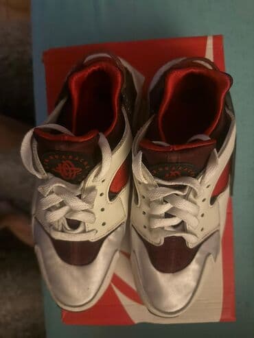 dolce i gabbana patike: Patike Nike Huarache u kombinaciji bele, crvene i tamnocrvene boje — 3
