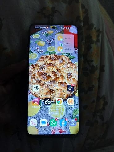 Mobile Phones: Pametni telefon sa dvostrukom zadnjom kamerom i ekranom sa rupicom za — 2