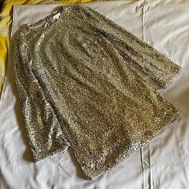 H&M haljina sa srebrnim šljokicama, S veličine. Na slikama zbog