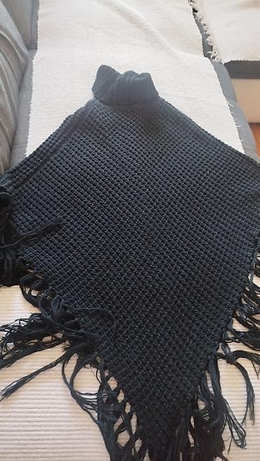 Sweatpants: Pleteno crno pončo sa rol-kragnom i resama - Model: asimetrični pončo — 3