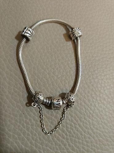 Srebrna Pandora narukvica sa sigurnosnim lancem i privescima -