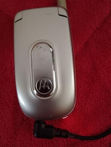 prodajem telefon: Motorola preklopni mobilni telefon (klap) – srebrna boja - — 4