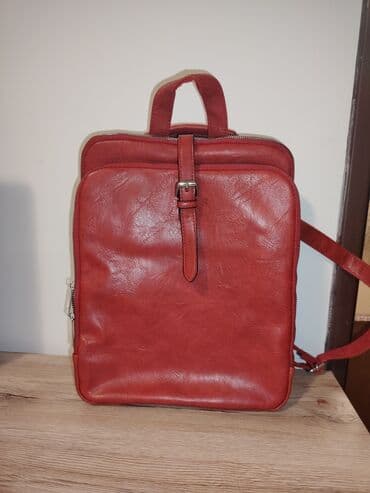 Crveni kožni ranac/torba sa preklopnom kožnom trakom i kopčom. - na lalafo.rs Crveni kožni ranac/torba sa preklopnom kožnom trakom i kopčom. -