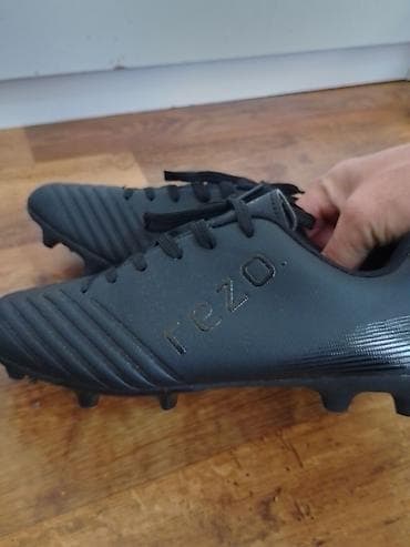 Sport i razonoda: Kopacke broj 42 i stitnici su u perfektnom stanju, doneseni su iz — 7