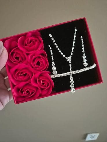 Lične stvari: Elegantan poklon set nakita u luksuznoj roze kutiji sa mirisnim — 1