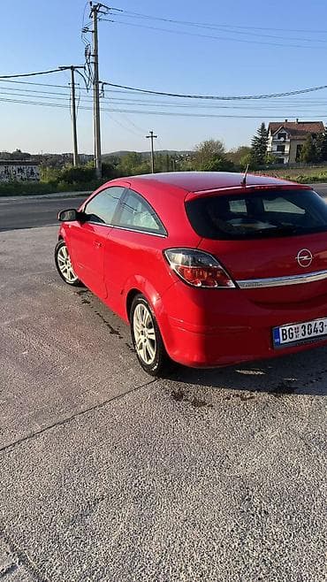 Opel: Opel Astra GTC, trovratni hečbek u crvenoj boji. Glavne — 3