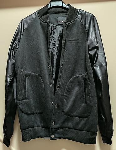 Crna varsity/bomber jakna - Model: klasična varsity/bomber silueta sa