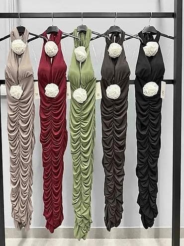 vrste čipke za haljine: Elegantna duga haljina sa ružama i naborima - Model: uska maxi — 3
