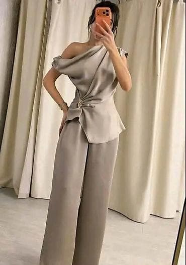 svecani zenski kompleti: Elegantna ženska kombinacija – top i pantalone širokih nogavica. - — 2