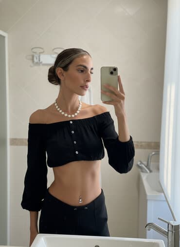 2) Crop top sa dugmadima - Boja: crna - Materijal: mekana rastegljiva