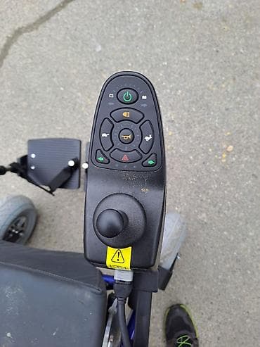 Pojasevi za korekciju držanja: Elektromotorna invalidska kolica – džojstik upravljanje - Kompaktna — 3