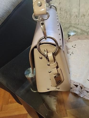 Elegantna ženska torba u bež/ puder nijansi. - Materijal: glatka