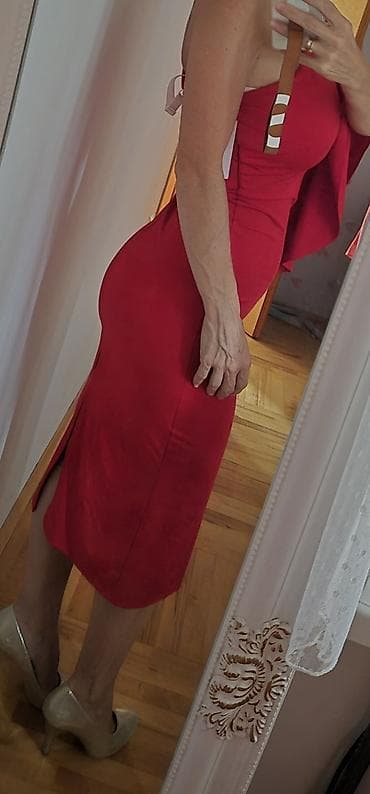 Elegantna haljina u jarko crvenoj boji - Kroj: asimetrična, na jedno na lalafo.rs Elegantna haljina u jarko crvenoj boji - Kroj: asimetrična, na jedno
