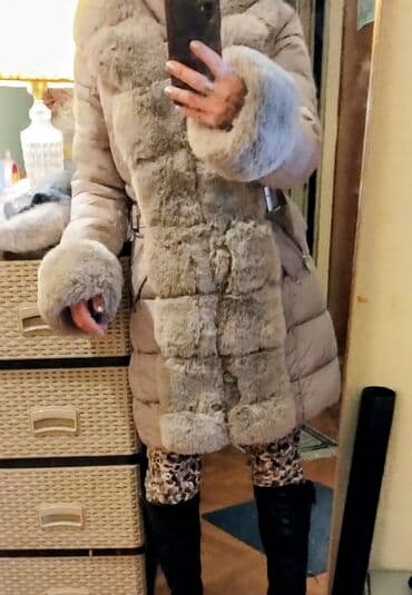 zimska jakna s krznom: Ženska zimska jakna/kaput sa kapuljačom, u svetlosivoj/bež nijansi. - — 1