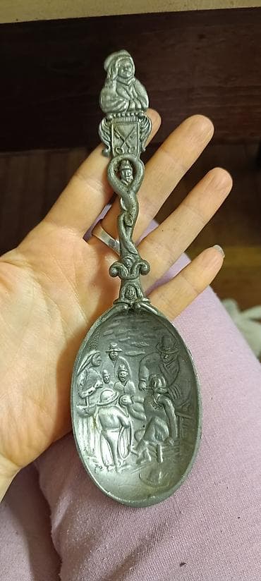 Dekorativna kašika od sivog metala sa reljefnim motivima - Materijal