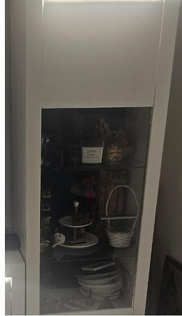 komoda za presvlacenje bebe: Bela vitrina sa staklenim segmentima i LED osvetljenjem - Moderan — 3