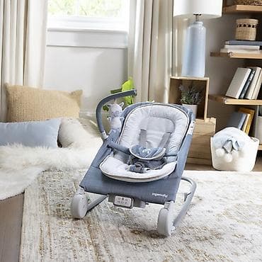 Nameštaj: Kids II Ingenuity Ležaljka Happy Belly – Chambray (0–6 m) sa masažerom — 9