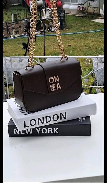 mona siva torbica: Elegantna ženska torbica preko ramena sa zlatnim lancem Dimenzije — 3