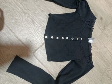 crveni sako i pantalone: Majica s — 1