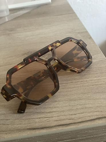 Jewellery: Naočare za sunce sa masivnim geometrijskim okvirom u „tortoise” — 1