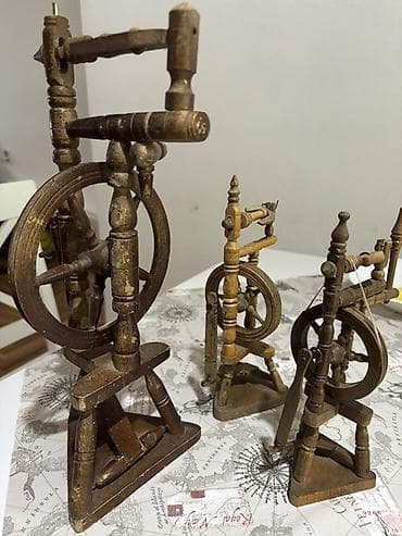 Dekorativne minijaturne drvene preslice (set) - Ručno rađene na lalafo.rs Dekorativne minijaturne drvene preslice (set) - Ručno rađene