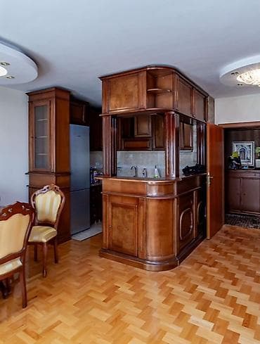 ikea komode za sobu: Klasični drveni kuhinjski šank sa nadgradnjom i pratećim elementima - — 1