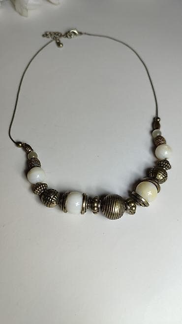 Ogrlica sa perlama i metalnim elementima - Elegantna ogrlica na — 1