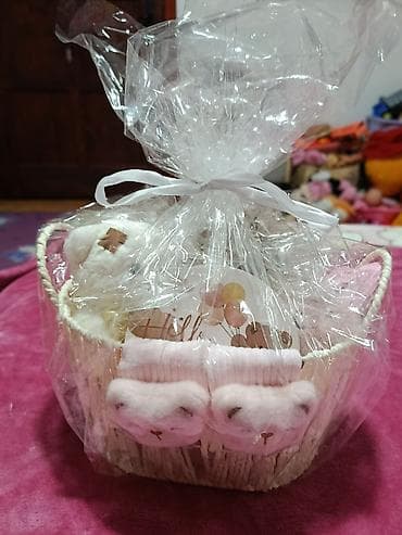 motor na akumulator za deca: Poklon set za bebu – roza tema Sadržaj seta: - Pletena dekorativna — 1