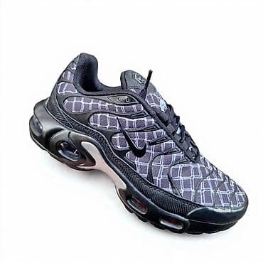 nike air max 720 818 cena: Nike Air Max Plus “TN” patike – crno/siva varijanta sa geometrijskim — 1