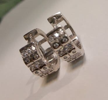 puder u kuglicama: Minđuše, srebro 925 sa cirkonima Potpuno nove Prečnik 1,7 cm — 1