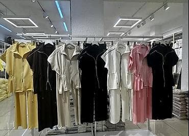 crni tech fleece: Damski komplet – sportsko‑elegantni duks sa kratkim rukavima i široke — 3